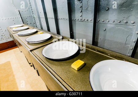 "Ablutions" (toilettes) sur le HMS Belfast, Caroline, le dernier navire de la bataille du Jutland. Banque D'Images