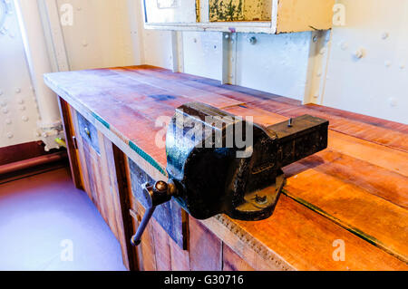 Atelier de l'ingénieur avec banc et vice à bord d'un vieux navire. Banque D'Images