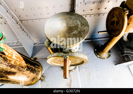 Réglage de la vitesse de la turbine telegraph sur le pont du HMS Caroline, Belfast, le dernier navire de la bataille du Jutland. Banque D'Images