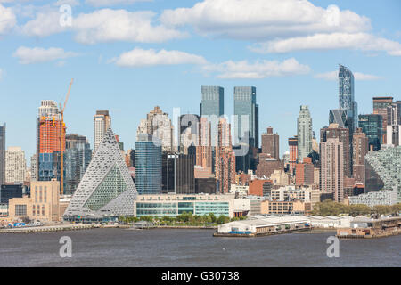 Une partie de la skyline Mid-town, y compris les nouveaux aménagements sur West 57th street, à New York. Banque D'Images