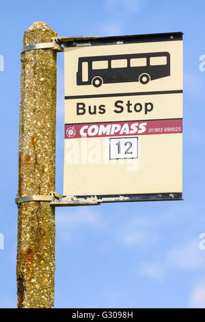 Arrêt de bus compas contre le ciel bleu, au Royaume-Uni. Banque D'Images