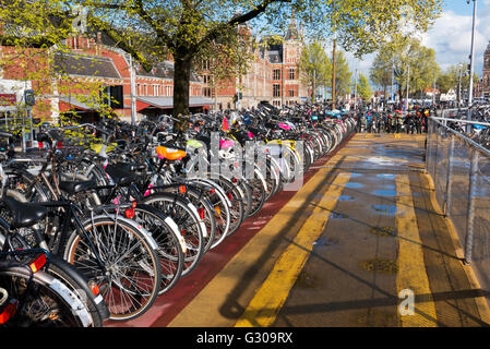 Local à vélos près de la gare centrale d'Amsterdam, Hollande, Pays-Bas. Banque D'Images