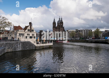 Un voyage en bateau de verre le grand canal passant l'église St Nicholas, Amsterdam, Pays-Bas. Banque D'Images