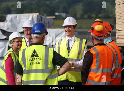 Le chancelier George Osborne rencontre les travailleurs lors d'une visite dans le port de Warrenpoint à Co Down, où il a averti que le Brexit déclencherait un « choc économique profond » en Irlande du Nord et entraînerait un durcissement inévitable de la frontière irlandaise. Banque D'Images