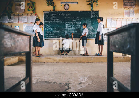 L'école primaire, Pong Teuk, Cambodge, Indochine, Asie du Sud, Asie Banque D'Images