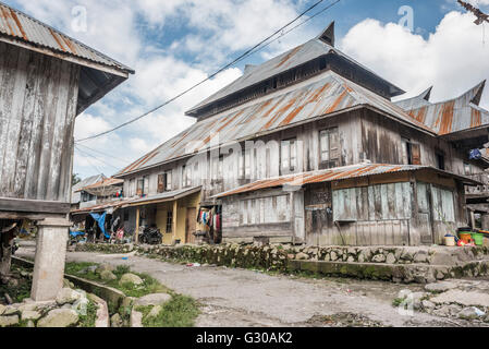 Village indonésien typique dans les collines de Volcan Sinabung, Berastagi (Brastagi), au nord de Sumatra, en Indonésie, en Asie du sud-est Banque D'Images