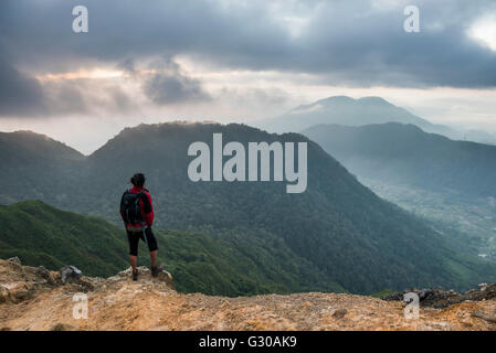 Dans la partie supérieure de tourisme Volcan Sibayak au lever du soleil, Berastagi (Brastagi), au nord de Sumatra, Indonésie, Asie du Sud, Asie Banque D'Images