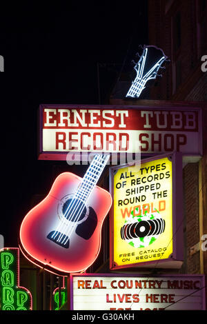 Enseignes au néon et les clubs de musique historique le long du bas du Broadway à Nashville, Tennessee, États-Unis d'Amérique, Amérique du Nord Banque D'Images