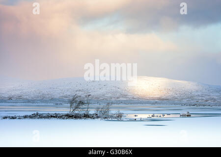 Vue d'hiver sur Lochain na h'achlaise à l'aube, Rannoch Moor, Highland, Ecosse, Royaume-Uni, Europe Banque D'Images