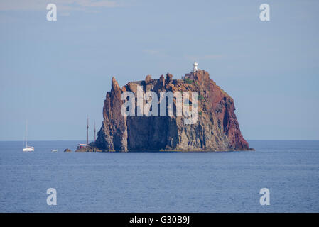 Cliff island Strombolicchio, Stromboli, Iles Eoliennes, UNESCO World Heritage Site, Sicile, Italie, Méditerranée, Europe Banque D'Images