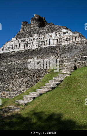 Les frises en stuc, Castillo, Xunantunich ruines mayas, à l'extérieur de San Ignacio, Belize, Amérique Centrale Banque D'Images