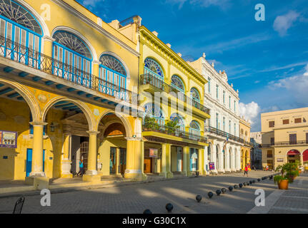 La Plaza Vieja, La Habana Vieja (la vieille Havane), site du patrimoine mondial de l'UNESCO, La Havane, Cuba, Antilles, Caraïbes, Amérique Centrale Banque D'Images