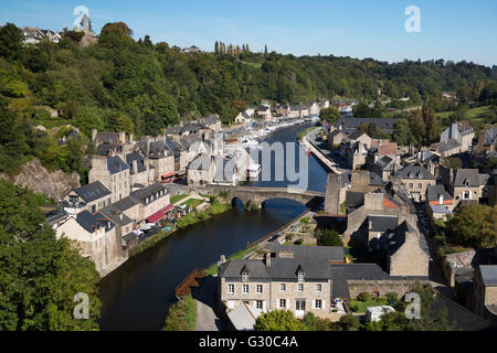 Vue sur le port et la rivière Rance avec le pont gothique, Dinan, Cotes d'Armor, Bretagne, France, Europe Banque D'Images