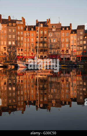 Saint Catherine dans le Vieux Bassin au lever du soleil, Honfleur, Normandie, France, Europe Banque D'Images