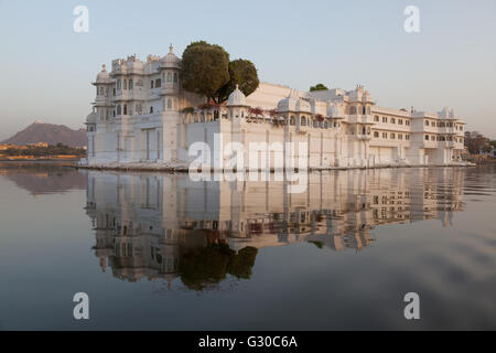 Parfait Reflet du Lac Palace Hotel, situé au milieu du lac Pichola, Udaipur, Rajasthan, Inde, Asie Banque D'Images