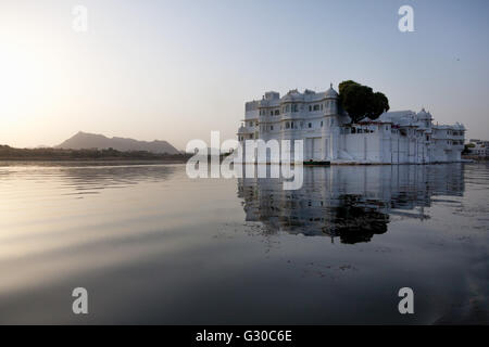 Parfait Reflet du Lac Palace Hotel, situé au milieu du lac Pichola, Udaipur, Rajasthan, Inde, Asie Banque D'Images