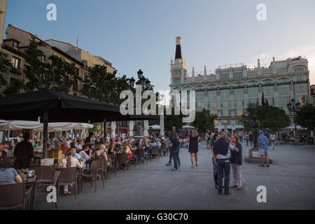 Les gens en relaxant le soir sur la Plaza de Santa Ana de Madrid, Espagne, Europe Banque D'Images