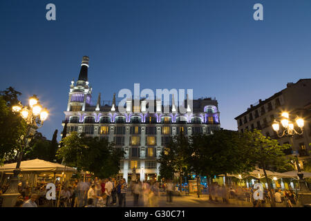 Les gens en relaxant le soir sur la Plaza de Santa Ana de Madrid, Espagne, Europe Banque D'Images