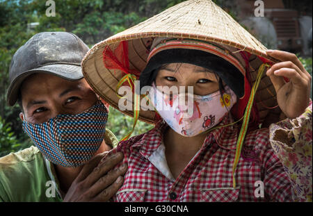 Les travailleurs de la construction routière dans la province de Ha Giang, Vietnam. Banque D'Images