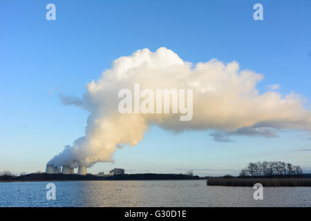 Power Plant de Jänschwalde Vattenfall derrière l'étang Neuendorfer Teich de Peitzer fishponds, Allemagne, Brandenburg , Peitz Banque D'Images