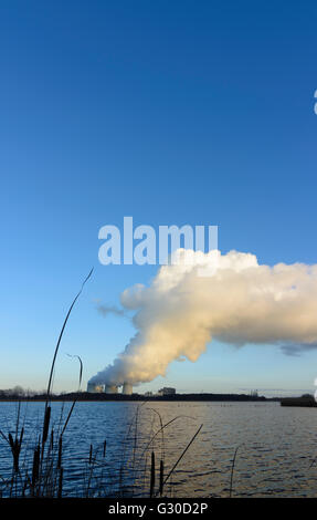 Power Plant de Jänschwalde Vattenfall derrière l'étang Neuendorfer Teich de Peitzer fishponds, Allemagne, Brandenburg , Peitz Banque D'Images