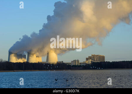 Power Plant de Jänschwalde Vattenfall derrière l'étang Neuendorfer Teich de Peitzer fishponds, Allemagne, Brandenburg , Peitz Banque D'Images