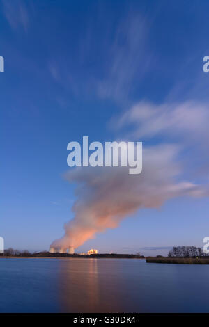 Power Plant de Jänschwalde Vattenfall derrière l'étang Neuendorfer Teich de Peitzer fishponds, Allemagne, Brandenburg , Peitz Banque D'Images