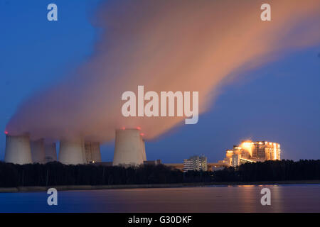 Power Plant de Jänschwalde Vattenfall derrière l'étang Neuendorfer Teich de Peitzer fishponds, Allemagne, Brandenburg , Peitz Banque D'Images