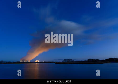 Power Plant de Jänschwalde Vattenfall derrière l'étang Neuendorfer Teich de Peitzer fishponds, Allemagne, Brandenburg , Peitz Banque D'Images