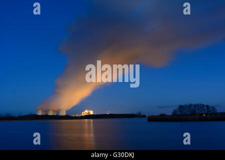 Power Plant de Jänschwalde Vattenfall derrière l'étang Neuendorfer Teich de Peitzer fishponds, Allemagne, Brandenburg , Peitz Banque D'Images