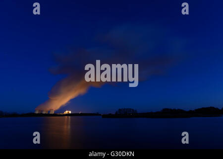 Power Plant de Jänschwalde Vattenfall derrière l'étang Neuendorfer Teich de Peitzer fishponds, Allemagne, Brandenburg , Peitz Banque D'Images