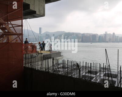 Les travailleurs sur le grand projet du nouveau terminal maritime à Hong Kong Banque D'Images