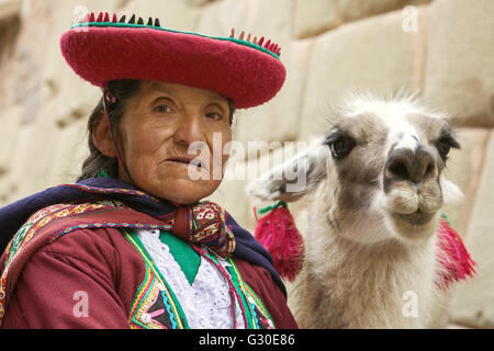 Portrait de vieille femme quechua péruvien en vêtements traditionnels avec llama dans Cusco Banque D'Images
