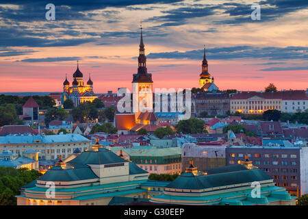 Tallinn. Droit de la vieille ville de Tallinn en Estonie pendant le coucher du soleil. Banque D'Images