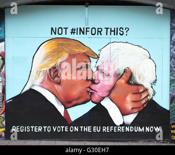 Street art à Bristol montrant Donald Trump embrassant Boris Johnson, d'encourager les gens à voter dans l'UE 2016 référendum. Banque D'Images