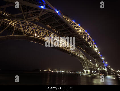 L'eau bleue des ponts. Les deux travées de l'eau bleue des ponts entre Port Huron (Michigan) et Sarnia (Ontario) avec du brouillard je roulant Banque D'Images
