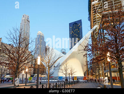 Oculus, le centre des transports par l'architecte Santiago Calatrava, au WTC 9/11 Memorial Plaza, Manhattan, New York. Banque D'Images