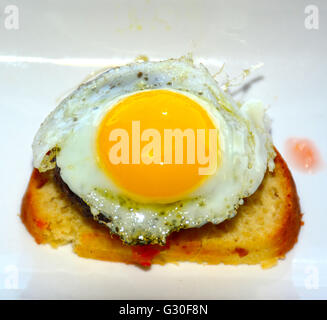 Toast d'oeuf au plat Banque D'Images