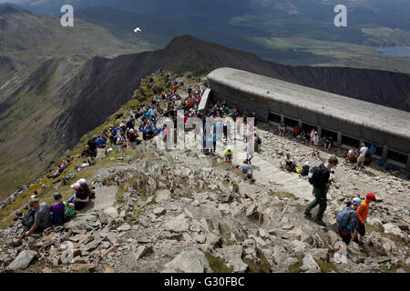 Image paysage de randonneurs et alpinistes café à l'extérieur au sommet du mont Snowdon, Gwynedd, nord du Pays de Galles, Royaume-Uni, Europe Banque D'Images
