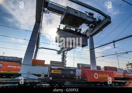 Terminal à conteneurs d'Wiencont Vienne Freudenau Container Terminal Company avec pont train de conteneurs et conteneurs avec Banque D'Images