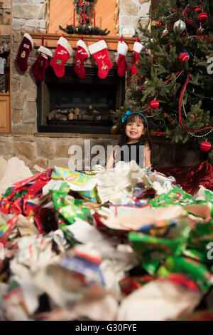 Cadeaux de Noël enfant déballer pendant Banque D'Images