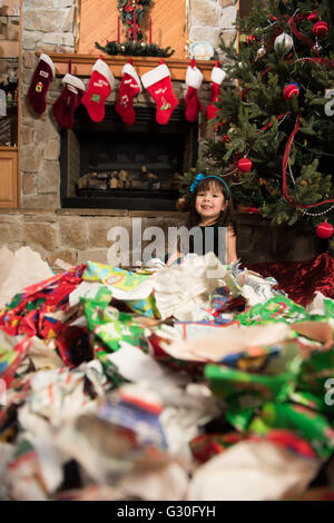 Cadeaux de Noël enfant déballer pendant Banque D'Images