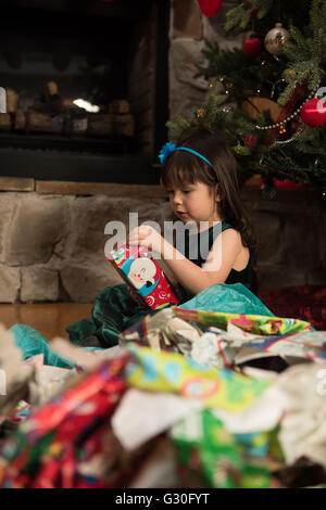 Cadeaux de Noël enfant déballer pendant Banque D'Images