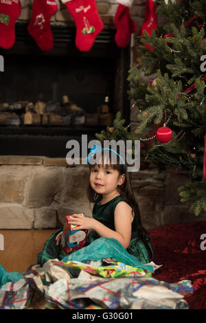 Cadeaux de Noël enfant déballer pendant Banque D'Images