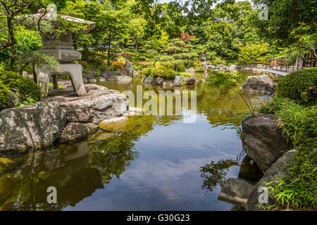 Lanterne de pierre Ishidoro Hanahata Hanahata au jardin - jardin communautaire est un jardin japonais d'Adachi-ku Tokyo. Banque D'Images