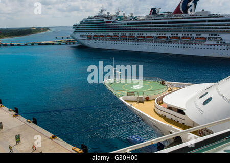 Aire d'atterrissage pour hélicoptère sur un bateau de croisière à Cozumel. Cozumel, Mexique Banque D'Images