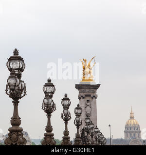 Pont Alexandre III vide à Paris Banque D'Images