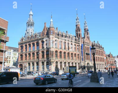 Fin du xixe siècle de style néogothique Magna Plaza Shopping Mall à Nieuwezijds Voorburgwal, Amsterdam, Pays-Bas (ancien bureau de poste) Banque D'Images