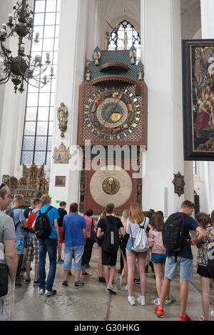 Les étudiants qui cherchent à la quinzième siècle horloge astronomique en bois dans l'église St Mary, Gdansk Banque D'Images