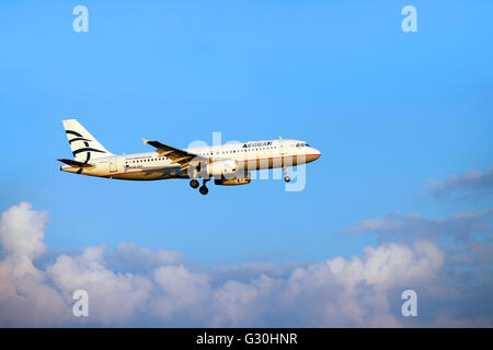 Aegean Airlines Airbus A320 dans les terres de l'aéroport international de Larnaca. Banque D'Images